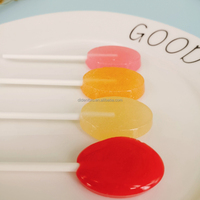 Sucettes naturelles casher halal avec votre logo imprimé marque privée saveurs aimables bonbons durs sans sucre motif de goût de fraise