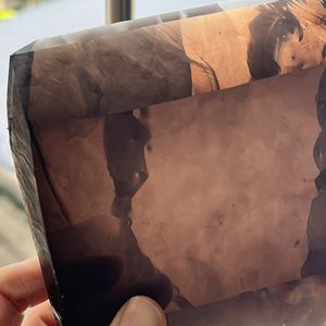 Pierre brute synthétique de cristal fumé clair pour la découpe de pierres précieuses - Product Image 1