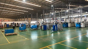 Đen linh hoạt <span class=keywords><strong>PVC</strong></span> cáp tay áo với 4 mét sleeving tráng dây tay áo <span class=keywords><strong>PVC</strong></span> htg cách nhiệt bện máy - Product Image 4