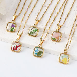 قلادة جذابة من الراتنج والزهور الشفافة 6 أنماط مربعة ذهبية حافة دلايات زهور مجففة قلادة قلادة من الزهور الشفافة - Product Image 1