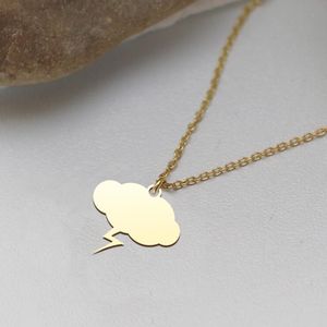Collana alla Moda Placcata Oro 18k con Ciondolo a Forma di Nuvola e Fulmine, Simbolo della Tempesta, Gioiello Audace a Tema Meteo, Regalo per Lei - Product Image 4