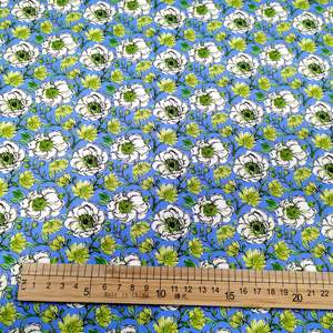 ผ้าป๊อปลินผ้าฝ้ายหวีคุณภาพสูง เนื้อผ้าเบา ระบายอากาศได้ดี ไม่หดตัว ลายดอกไม้สีขาวเหลืองบนพื้นหลังสีน้ำเงินสำหรับเด็กผู้หญิง - Product Image 5