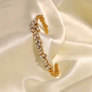 Nouveau Bracelet Unisexe en Acier Inoxydable Plaqué Or 18 carats avec Zircon Cubique Blanc Sertie Griffe, Idéal pour Fêtes et Cadeaux – Collection HR Fashion - Product Image 2