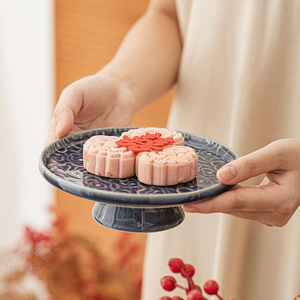 Assiette à fruits en céramique, plat rond en porcelaine sur pied pour servir des en-cas et des pâtisseries lors de fêtes - Product Image 2