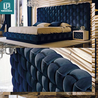 Lit King Size en Nubuck Bleu Rembourré et Capitonnée avec Rangement Intégré, Cadre en Bois de Bouleau Minimaliste – Guangdong