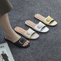 Sandales plates à boucle texturée et bout ouvert pour femmes – Chaussures décontractées – Stock prêt à expédier – Vente en gros de sandales pour femmes
