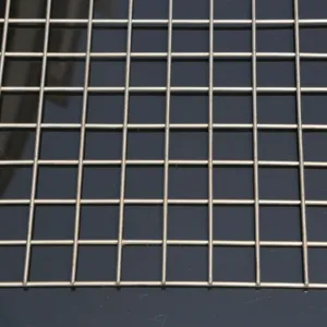 英国市场1.3毫米电镀锌铁丝网1/2x1 "1x1" 孔笼家禽电焊网卷