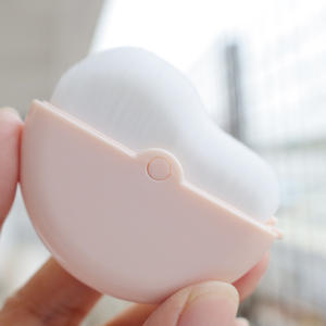 Nouvel outil <span class=keywords><strong>de</strong></span> beauté <span class=keywords><strong>rotatif</strong></span> intégré housse <span class=keywords><strong>de</strong></span> protection courbe ondulée cheveux synthétiques denses haute qualité visage <span class=keywords><strong>fond</strong></span> <span class=keywords><strong>de</strong></span> <span class=keywords><strong>teint</strong></span> <span class=keywords><strong>pinceau</strong></span> <span class=keywords><strong>de</strong></span> maquillage - Product Image 6