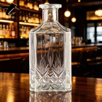 Bouteille de spiritueux légère carrée à rayures verticales de 750 ml, bouchon en liège, étiquette personnalisée, liqueur de fruits, prix d'usine, stockage