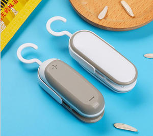 Mini Scelleuses Sous Vide Portables pour Aliments et Snacks, Solution de Rangement de Cuisine en Gros, Machine à Sceller les Sacs Plastiques 2-en-1 avec Crochet - Product Image 6