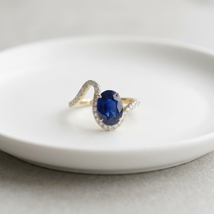 Bague torsadée en or jaune 14 carats pour femme, sertie de micro-diamants cultivés en laboratoire et de saphirs bleus cultivés en laboratoire. - Product Image 1