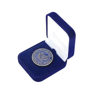 high quality manufacturer offer souvenir gift velvet box packing metal lapel pin