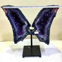 Belles grappes de géode papillon en quartz naturel de guérison avec ailes d'améthyste sur support en métal décor à la maison
