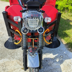 Tricycle Sanitaire Industriel <span class=keywords><strong>à</strong></span> Trois Roues, Véhicule de Nettoyage <span class=keywords><strong>avec</strong></span> Configuration d'Aspiration <span class=keywords><strong>à</strong></span> Trois Brosses, Bac <span class=keywords><strong>à</strong></span> Matériaux de 700L, <span class=keywords><strong>Réservoir</strong></span> d'<span class=keywords><strong>Eau</strong></span> de 80L - Product Image 1