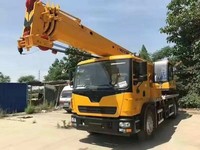 Grue télescopique montée sur camion XCT10L4 haute performance de 10 tonnes, hauteur de levage de 28,7 m, grue mobile pour chantier urbain et rural étroit