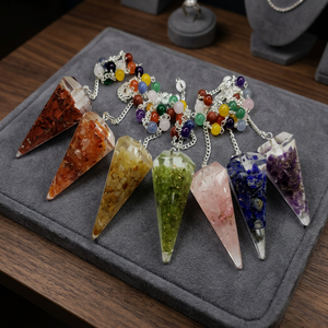 Pendule en pierre précieuse sculptée à la main avec 7 chakras pour la radiesthésie et la guérison par le Reiki - Product Image 2