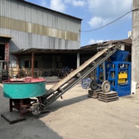 La machine à fabriquer des blocs de ciment semi-automatique multifonctionnelle, robuste et durable, type Nicaragua 4-26, la plus vendue