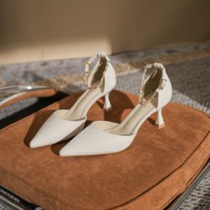 Sandales à talons hauts tendance de haute qualité, taille plus, avec décoration florale. Design à talon fin et élégant, dessus en cuir verni respirant. - Product Image 1