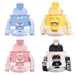 Linda taza de agua de plástico con diseño de dibujos animados de 1100 ml con correa para niños, para usar en la vuelta al cole. - Product Image 5