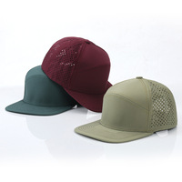 Gorra de 7 Paneles con Visera Plana de Poliéster con Logotipo Bordado Personalizado, Impermeable, con Cierre a Presión y Perforaciones Láser