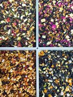 Hibiscus Rozen Gemengde Fruitthee Sample Losse Bladfruitthee met Mango Perzik Sinaasappel Dranken Blauwe Vlindererwtenbloem Kruidenthee