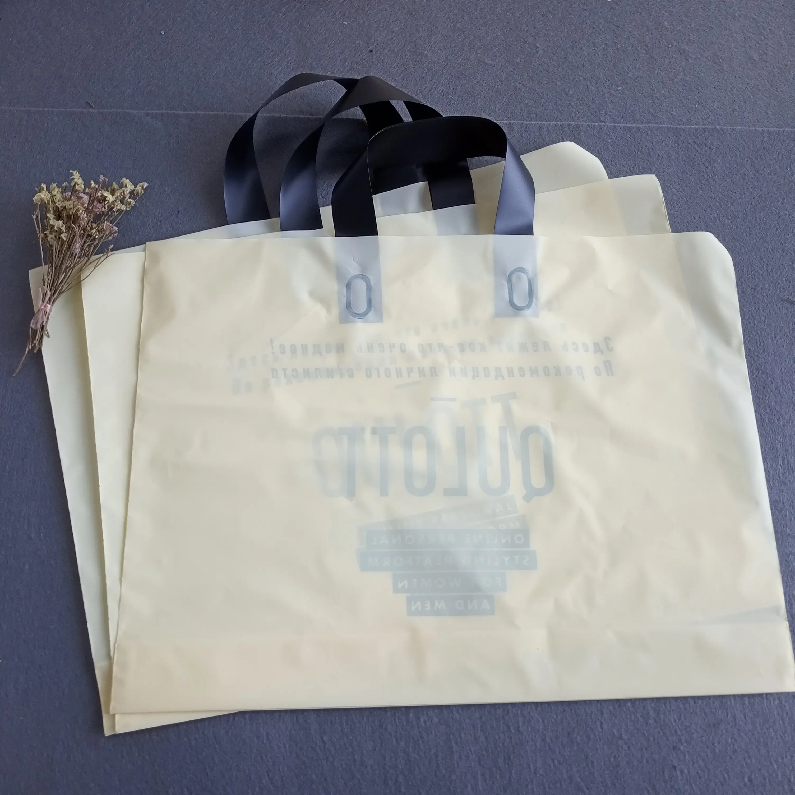 निर्माता थोक के लिए Biodegradable डिजाइन अपने स्वयं के कस्टम मुद्रित शॉपिंग प्लास्टिक बैग उपहार