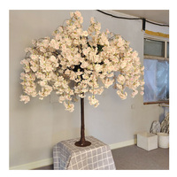 Arbre de fleurs artificielles de fleurs de cerisier blanc suspendu à l'arbre de fleurs de cerisier artificiel blanc pour la décoration de mariage