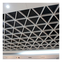 Plafonds en métal aluminium noir modernes pour les intérieurs de restaurants, bureaux ou hôtels, design de grille suspendue