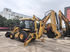 Chargeuse-pelleteuse CAT 420F d'occasion économique avec godet 4-en-1 et bras télescopique, en bon état pour travaux en espace restreint - Product Image 6