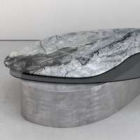 Table basse Dream Home en marbre gris veiné naturel, dalle asymétrique, verre trempé texturé, base basse métallique