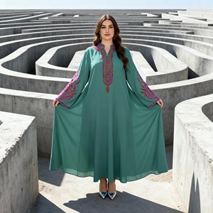 Robe Abaya élégante en polyester brodée de luxe pour femmes musulmanes, fournisseur en gros au Moyen-Orient - Product Image 1