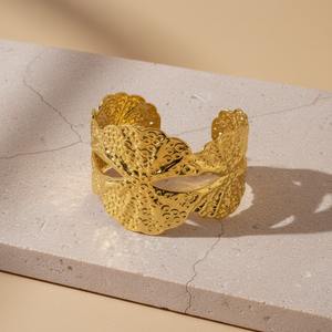 Bracelet manchette en laiton texturé artistique à motif feuille d'or poli, jonc ouvert - Product Image 3