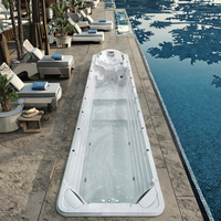 Piscine extérieure sans fin de 11,8 m, autoportante, en acrylique et fibre de verre, avec spa de massage à remous d'air intégré et drain.