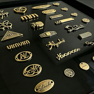 Etiquetas de Metal Personalizadas para Ropa, Diseño de Logotipo, Etiquetas para Equipaje, Etiquetas de Metal para Prendas, Etiquetas de Marca Personalizadas para Equipaje - Product Image 1