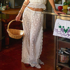 Ensemble haut camisole blanc ajouré brodé style rétro et pantalon en coton bio 100% sur mesure avec fente en dentelle - Product Image 3