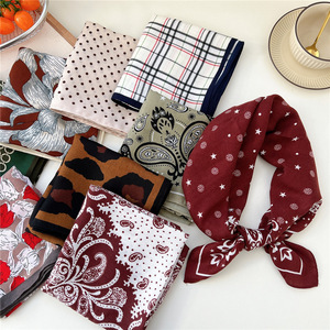 <span class=keywords><strong>Bandana</strong></span> Quadrata alla Moda con Stampa Floreale Genya 65*65cm, Foulard Quadrato in Poliestere, Sciarpa Decorativa, <span class=keywords><strong>Bandana</strong></span> <span class=keywords><strong>per</strong></span> <span class=keywords><strong>Capelli</strong></span> da Donna - Product Image 4