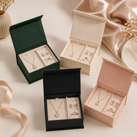 Boîte à bijoux rigide personnalisée avec couvercle rabattable, gaufrage et pelliculage mat, emballage de luxe recyclable, fermeture magnétique, insert en velours