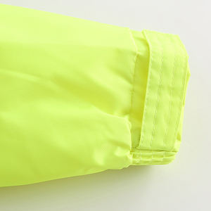 معطف مطر للبالغين عالي الجودة خفيف الوزن من قماش أكسفورد مقاوم للماء مع شعار مخصص عاكس للضوء من الفئة 3 حسب معايير ANSI - Product Image 5