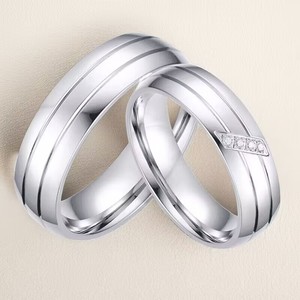 Set <span class=keywords><strong>di</strong></span> Anelli per Coppia in Acciaio Inossidabile a Righe, Finitura Argentata con Incastonatura in Zirconia Cubica per <span class=keywords><strong>Uomo</strong></span> e Donna, Fede Nuziale - Product Image 4