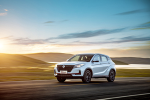 <span class=keywords><strong>DFSK</strong></span> <span class=keywords><strong>Glory</strong></span>/Fengon <span class=keywords><strong>500</strong></span> modèle certificat cee COC moteur 1.5L 5MT/CVT meilleur suv large 5 places avec un bon kilométrage au gaz - Product Image 5
