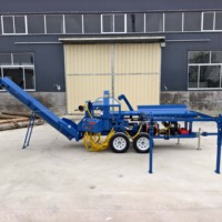 Processeur de bois de chauffage alimenté par un moteur à essence 30T avec convoyeur, coupe-bois et fendeuse hydrauliques, et table à bois.