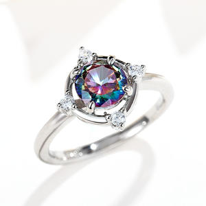 Anello di fidanzamento da donna in argento Q086 con diamante sintetico taglio brillante rotondo fantasia come pietra principale e diamanti laterali - Product Image 2