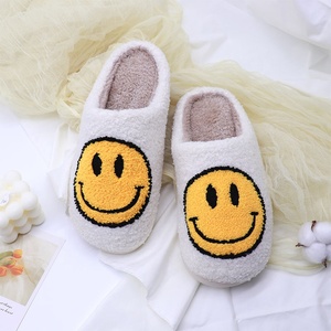 Pantoufles d'hiver confortables et heureuses pour femmes en fourrure souriante pantoufles en peluche pour un usage domestique - Product Image 1