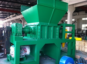 Déchiqueteur à arbre unique à couple élevé pour bouteilles HDPE avec poussoir automatique pour compression des bouteilles non broyées - Product Image 6