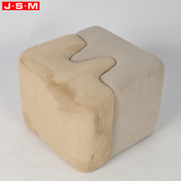 Tabouret carré moderne avec structure en bois, rembourrage en mousse et revêtement en tissu, idéal pour la maison, le salon, la chambre, l'hôtel, le restaurant, l'école, la location et les événements