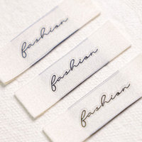 Étiquettes de vêtements tissées sur mesure de luxe - Texture satinée damassée, pliées, pour couture au col, vêtements biologiques