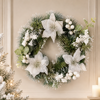 Guirlande de Noël artificielle en pin givré avec des baies blanches de poinsettia argentées et des pommes de pin pour la porte d'entrée, le cheminée ou la décoration murale de Noël