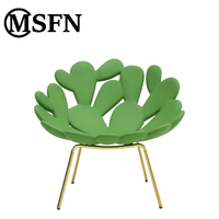 Fauteuil d'appoint moderne et ludique en forme de feuille de cactus, revêtement en polyuréthane souple, pieds en métal doré, pour salons, chambres, hôtels, extérieur