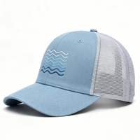 Gorra Trucker con Bordado de Olas Oceánicas, Parte Delantera Azul Claro, Parte Trasera de Malla Gris, Visera Curva, Transpirable, para Playa y Pesca, con Logotipo Personalizado