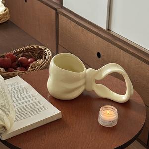 Vente en gros de tasses à café en céramique avec anse longue, design nœud - Product Image 4